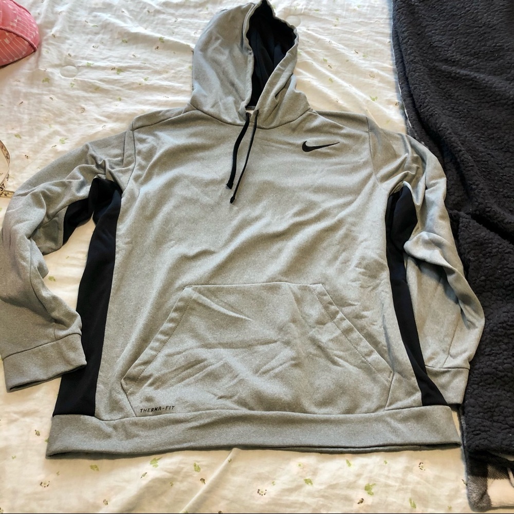 nike therma-fit sweatshirt size XL